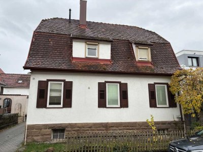 Einfamilienhaus für Heimwerker und weiterem Bebauungspotenzial in zentraler Lage Sachsenheims