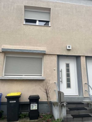 Schönes Reihenmittelhaus mit hellem Dachstudio / 4 ZKB, Terrasse und Garten