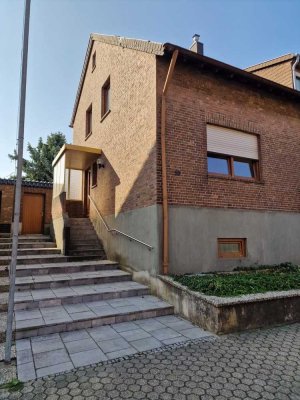 Geräumige Doppelhaushälfte mit großem Garten in ruhiger Lage von Düren-Merken - sofort bezugsfrei