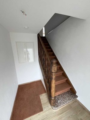 Vollständig renovierte 3-Raum-Wohnung mit Einbauküche und Balkon