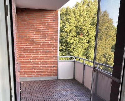 Helle, sehr ruhige, zentrale 3-4 Zi.-Whg. in HH-Ottensen mit EBK und Südloggia