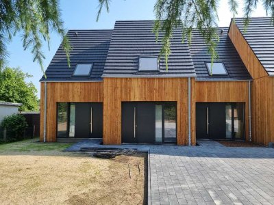 Erstbezug! Haus statt Wohnung! Nachhaltiges Hauskonzept KfW40QNG mit 4 Wohnungen mit eigenem Garten!