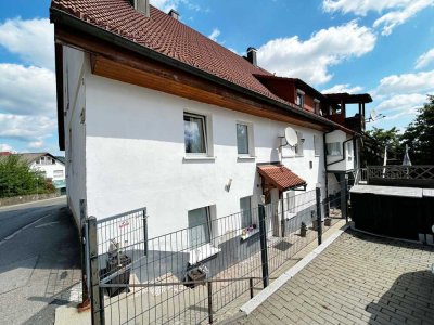 3 Familien-Zuhause. 2 Wohnungen sind
vermietet. Frei wird große Wohnung mit
7 Zimmern auf 159 m².