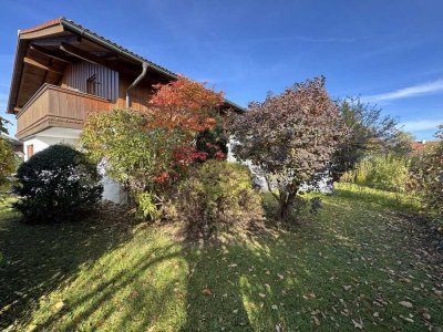 Ruhige Süd-West-Haushälfte mit Balkon, nettem Garten, Garage und Carport