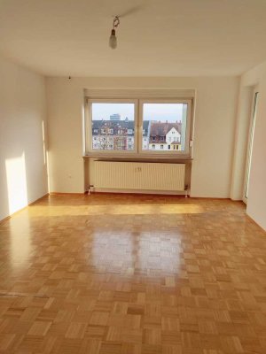 Helle 2-Zimmer Wohnung mit 18 m² großer Dachterrasse, zusätzlichem Südbalkon und KFZ-Stellplatz
