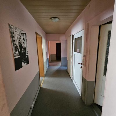 Sanierungsbedürftige 4 Zimmerwohnung ohne Heizung !