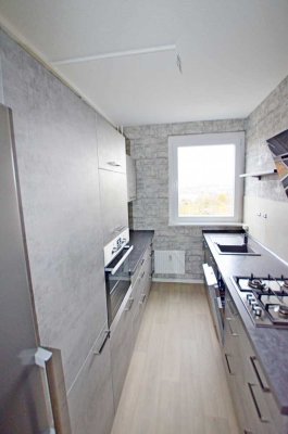 Einbauküche! 3-Raum-Wohnung mit Dusche, Aufzug, PKW-Stellplatz! Bezug sofort möglich!