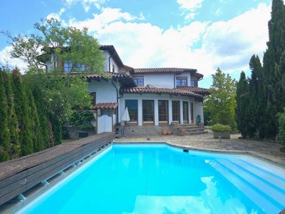 Schickes Einfamilienhaus in mediterranem Flair mit Pool und Wintergarten