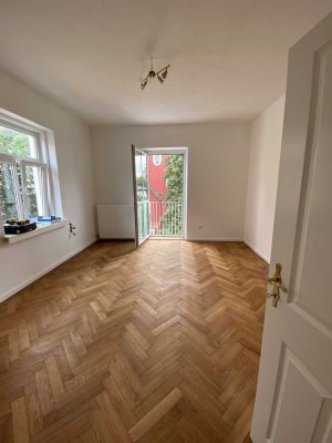 Stilvolle, neuwertige 4-Zimmer-Wohnung mit Balkon und Einbauküche in München