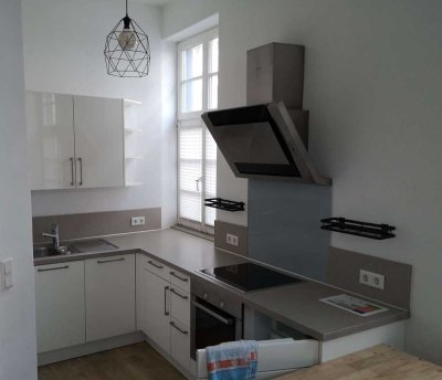 Exkl. Single Wohnung im EG (Stadtzentrum) , EBK, Terrasse, Stellpl. am Haus, sucht solventen Mieter