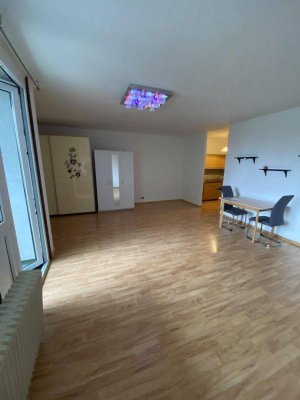 Zentrale Wohnung mit Tiefgaragenplatz &amp; Balkon