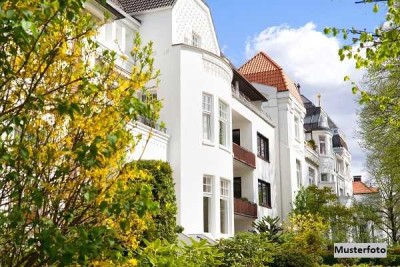 Dreifamilienhaus nebst Garage