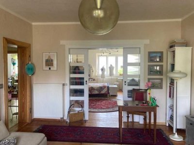 Reserviert - Modernisierte 3-Zimmer-Hochparterre-Wohnung mit Balkon, Garten und Garage