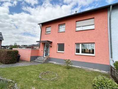 Ein- bis Zweifamilienhaus mit zwei Garagen, Terrasse und Garten in ruhiger Lage.