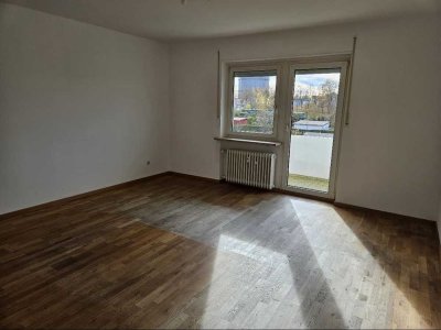 Stilvolle, vollständig renovierte 2-Zimmer-Wohnung mit Balkon, EBK und Garage in Augsburg