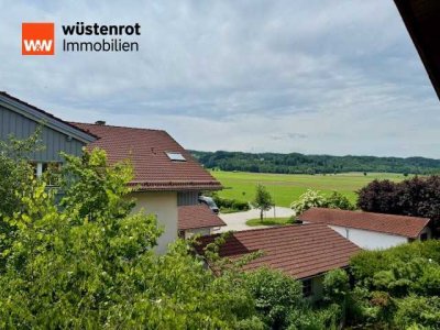 Reserviert! Sehenswerte 3-Zi.-DG-Wohnung mit Ausblick! 3-Fam.-Haus in ruhiger Ortsrandlage!