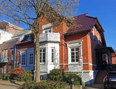 Schöne stilvolle 3,5 Zimmer-Altbauwohnung mit Wintergarten und Dachterrasse