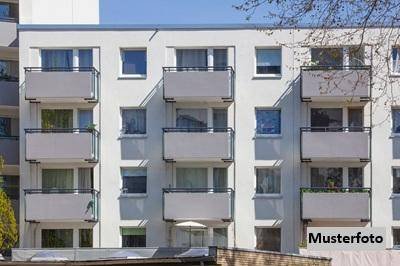 2-Familienhaus mit Garagengebäude und Halle