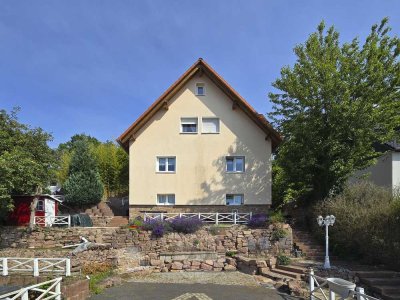 Traumhaftes Einfamilienhaus in Hanglage mit Panoramablick – kernsaniert und familienfreundlich