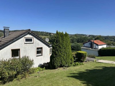Freistehendes Einfamilienhaus mit riesigem Grundstück in traumhafter Naturlage