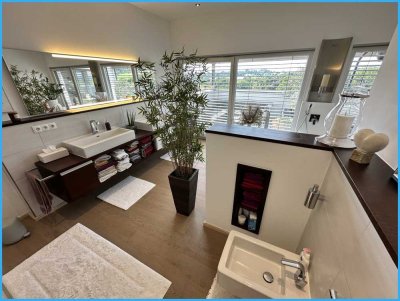 DIPL.-Immowirt MAIER !! Perfekte und großzügige
5***** VILLA in ruhiger Höhenlage mit Blick und ELW