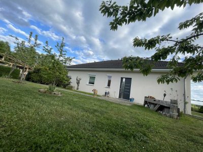 Preis VB, Bungalow mit 4,5 Zimmern, Terrasse und großem Garten in ruhiger Lage am Feldrand