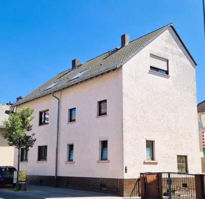 Solides Dreifamilienhaus mit Innenhof und wunderschönem Gartengrundstück in Steinbach
