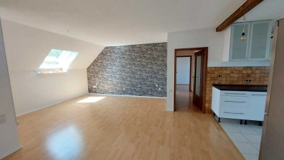 Große Dachgeschosswohnung mit Balkon