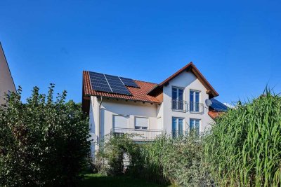 Helle Dachgeschosswohnung mit Gartenabteil und zwei Stellplätzen in ruhiger Lage von Leiblfing
