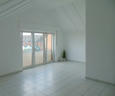 Elegante 2-Zimmer-Dachgeschosswohnung mit sehr hohen Decken in der Fußgängerzone Pulheims