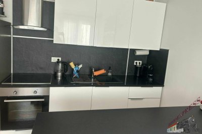 3- Zimmer Dachwohnung mit Wohnküche und gemütlichem Balkon und Klimaanlage! Unbefristeter Vertrag!