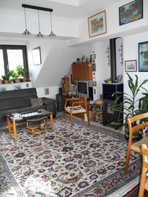 Lauschige freie DG Wohnung in idealer Lage - Preis VB