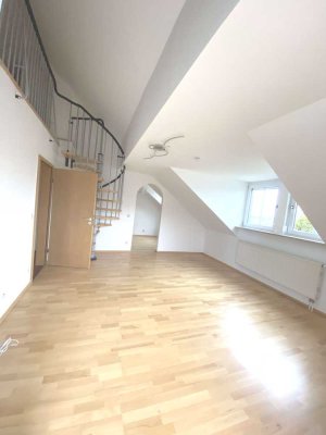 Gemütliche 3 Zi. Galerie DG Wohnung mit kleinem Balkon