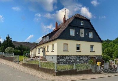 Großzügiges Dreifamilienhaus mit Einliegerwohnung in zentraler Lage