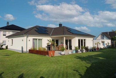 Winkelbungalow mit großzügigem Garten und moderner Technik in Hückeswagen