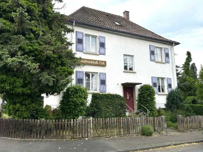Geräumiges Zweifamilienhaus mit zehn Zimmern  - Ideal für Familien!