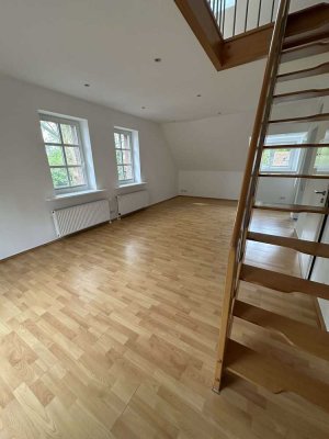Attraktive und vollst. renovierte 2-Raum-DG-Wohnung mit geh. Innenausstattung mit Balkon und EBK