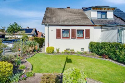 *provisionsfrei* Naturnahes Wohnen: 
Charmantes Einfamilienhaus mit einzigartigen Holzdetails