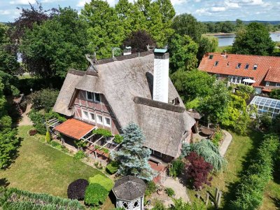 Stilvolles Reetdach-Fachwerkhaus mit Elbblick bei Hamburg