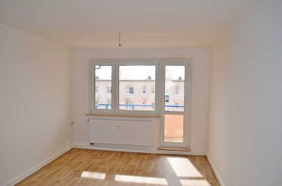 neu sanierte 4-Raum-Wohnung, 2.Etage, mit Badewanne und PKW-Stellplatz! Bezug ab 06.11.25 möglich!