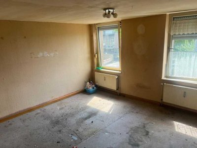 Ein Jahr halbe Kaltmiete: Wohnung zum Selbstrenovieren in zentraler Lage von Krefeld zu vermieten