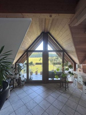 Von Privat: Großzügige 5,5-Zimmer-Maisonette mit Galerie, Kamin & 2 Balkonen – Blick ins Grüne!