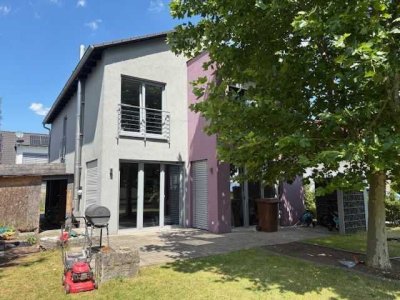 Neuwertiges,  hochwertiges Architektenhaus  mit Carport in bevorzugter Wohngegend*****