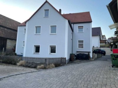 Helle Obergeschosswohnung in Lauf/Simonshofen – saniertes Haus, bezugsfrei und flexibel gestaltbar