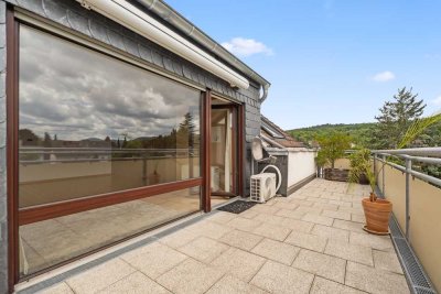 ! Wohntraum mit Weitblick ! Helle Dachgeschosswohnung mit Balkon und Garage in Küdinghoven