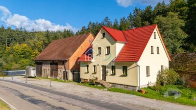 Kernsaniertes Einfamilienhaus mit großem Grundstück in idyllischer Lage