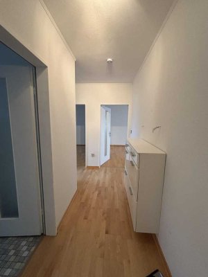 Renovierte 3-Zimmer-Wohnung mit Balkon, Carport & zusätzlichem großem Zimmer (mit eigenem Eingang)