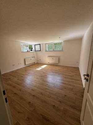 Frisch sanierte 3-Zimmer- Wohnung in ruhiger & verkehrsgünstiger Lage