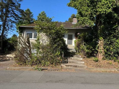Freistehender Bungalow im Dornröschenschlaf in bevorzugter Wohnlage von Bad Honnef-Aegidienberg