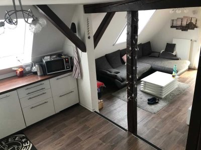 Charmante DG 
Wohnung mit drei Zimmern sowie Balkon und EBK in Sulzbach